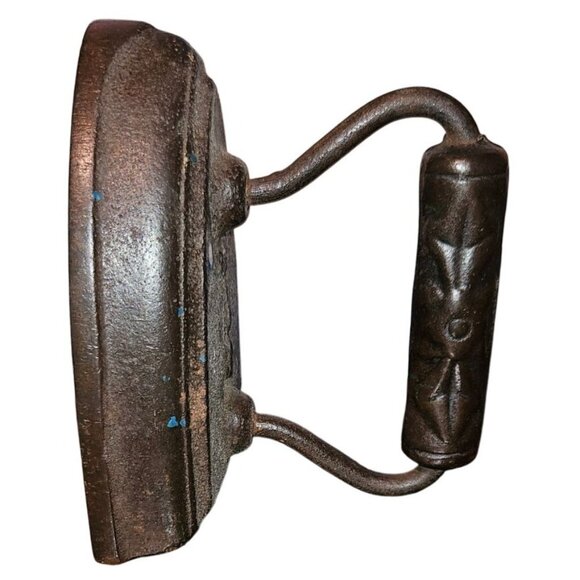 Vintage Cast Iron Clothes Iron With Decorative Handle 7bls 6.5x5inches Door Stop - Picture 2 of 10